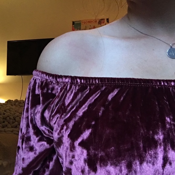 off the shoulder red velvet hollister top - Picture 4 of 4